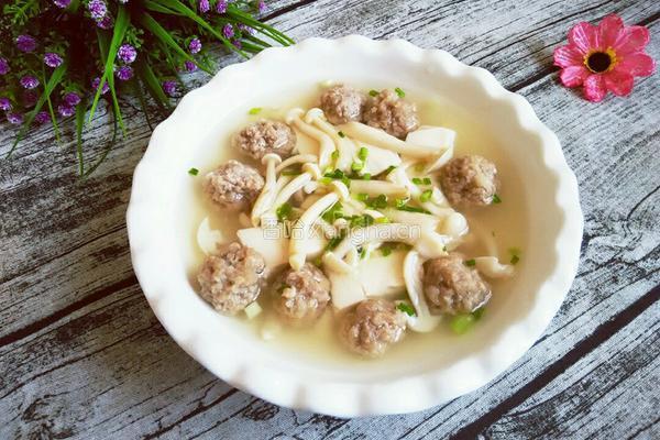 鲜菇豆腐汤