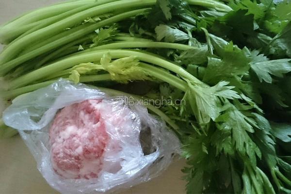 猪肉芹菜饺子馅的做法图解1