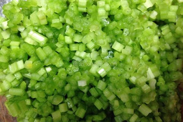 猪肉芹菜饺子馅的做法图解2