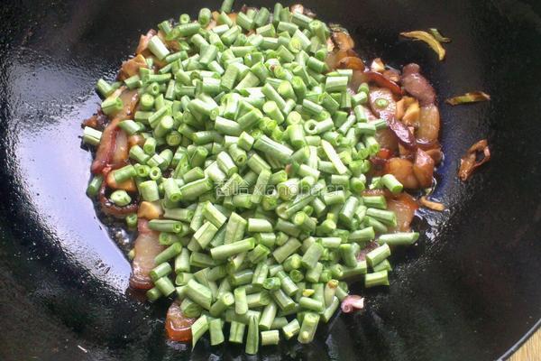 腊肉豆角焖饭的做法图解7