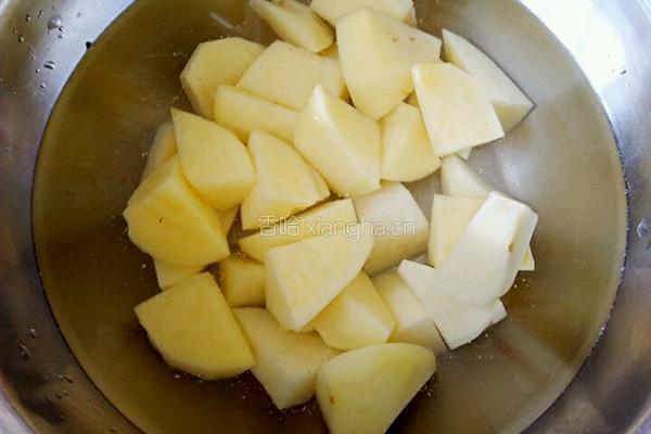 香菇土豆炖鸡块的做法图解2