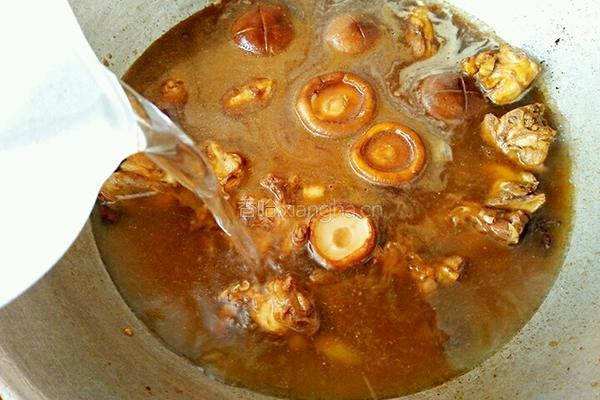 香菇土豆炖鸡块的做法图解8