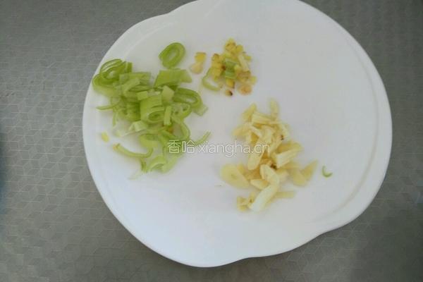 带鱼炖白菜的做法图解2