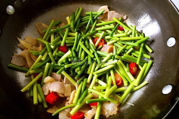 蒜台炒腊肉的做法图解7