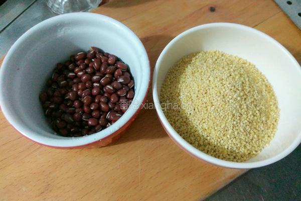 小米红豆粥的做法图解1