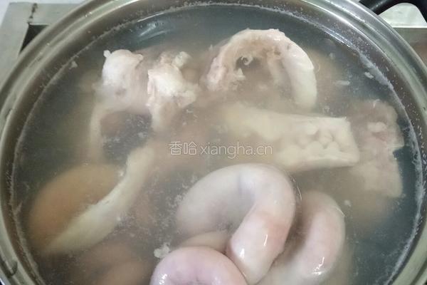 爆炒猪生肠的做法图解1