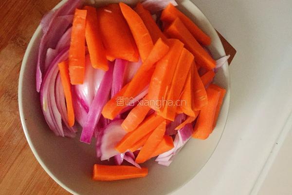土豆烧牛腩的做法图解1