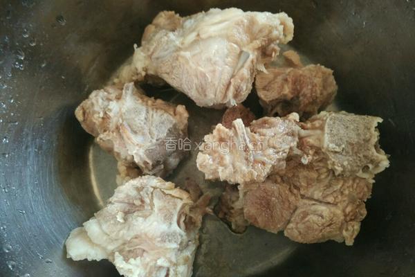 桂圆莲子玉米猪骨汤的做法图解5