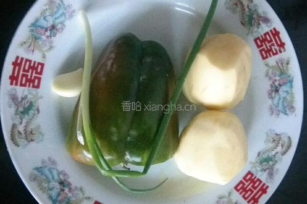 回锅土豆片的做法图解1