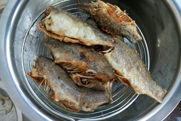 炸小鲫鱼的做法图解7