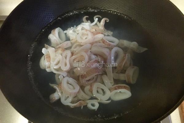 鱿鱼炒咸菜的做法图解3