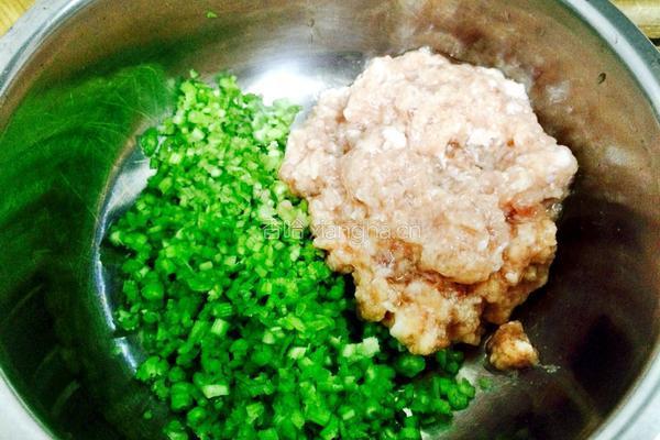 芹菜肉饺子馅的做法图解1