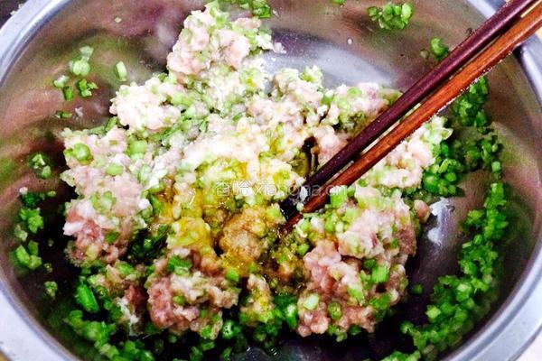 芹菜肉饺子馅的做法图解2