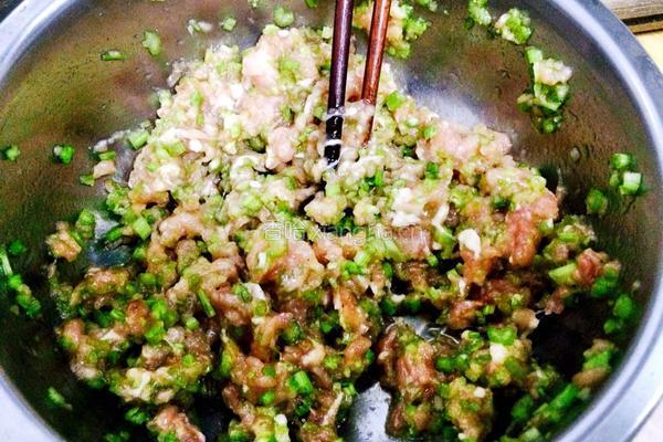 芹菜肉饺子馅的做法图解3