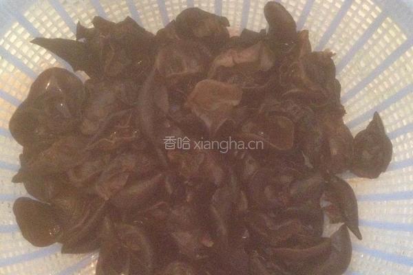 洋葱炒木耳的做法图解1