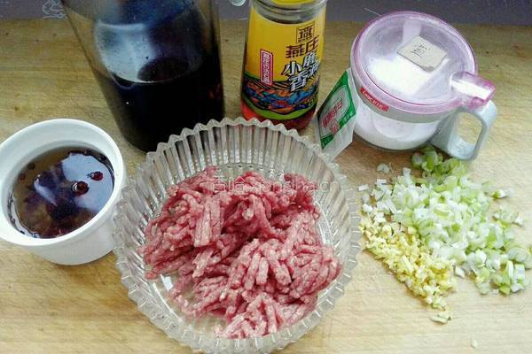 牛肉韭菜馅饼的做法图解1
