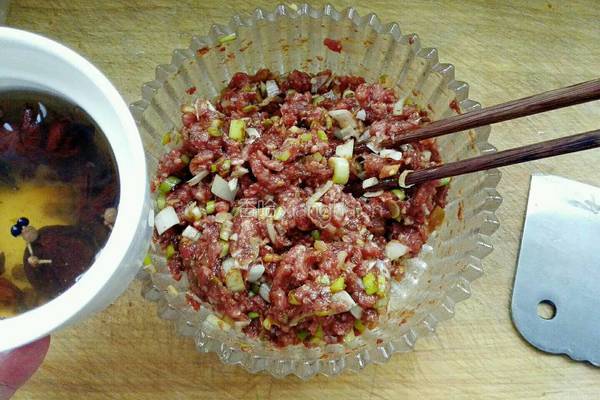 牛肉韭菜馅饼的做法图解3