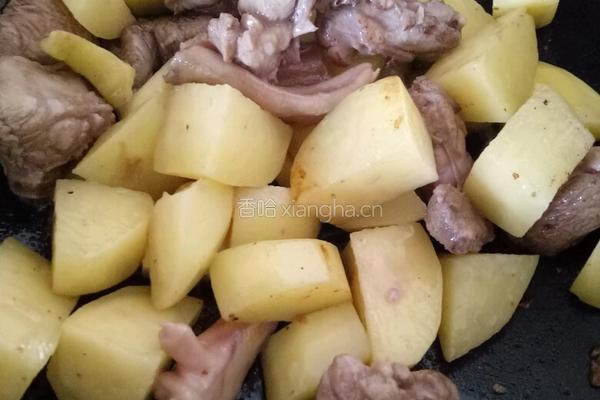 土豆炆鸭的做法图解5