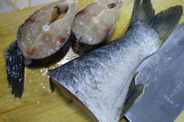 大蒜烧鲢鱼的做法图解1