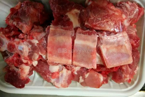 白萝卜海带排骨汤的做法图解1