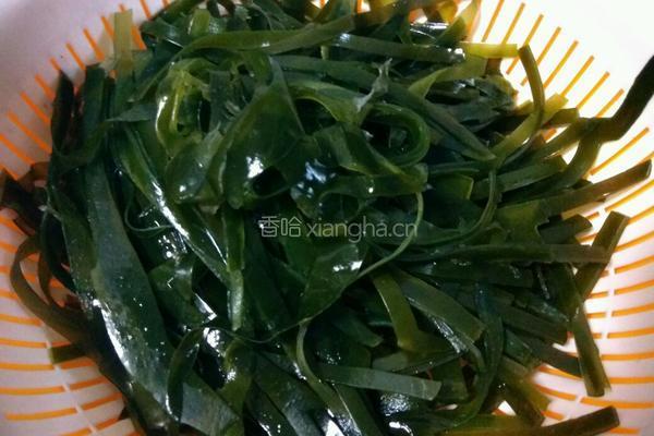 白萝卜海带排骨汤的做法图解2