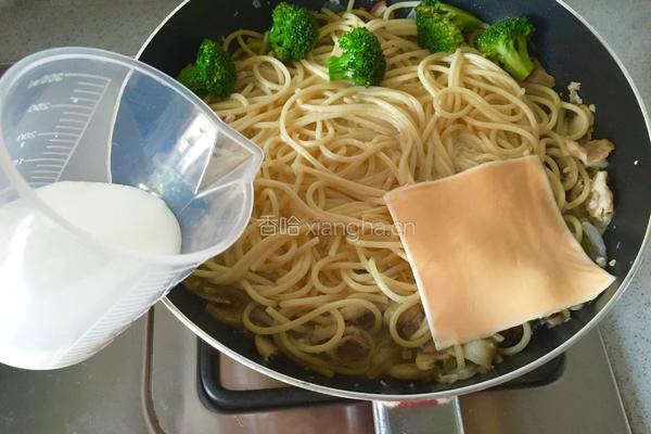 牛奶培根意大利面的做法图解12