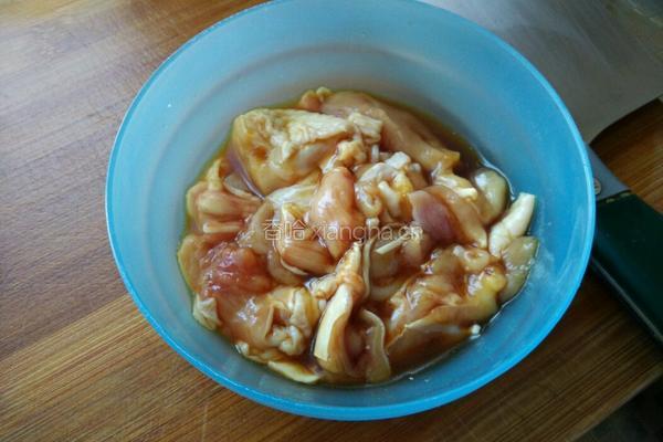 鸡腿肉炒笋瓜的做法图解2