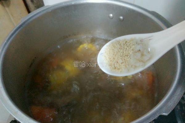 红萝卜排骨玉米汤的做法图解6