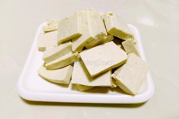 咸鱼炖豆腐的做法图解2