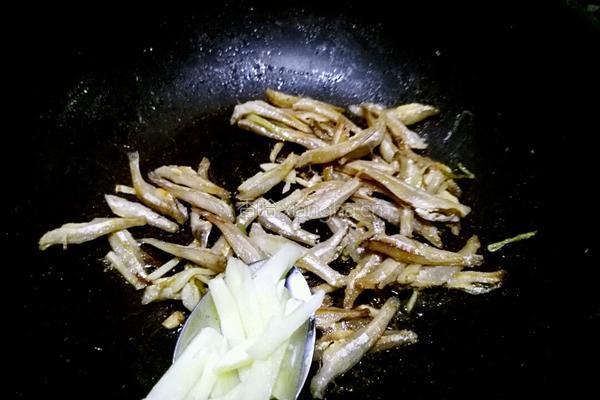咸鱼炖豆腐的做法图解7