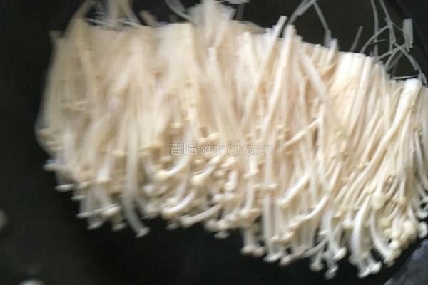 煎培根卷金针菇的做法图解1