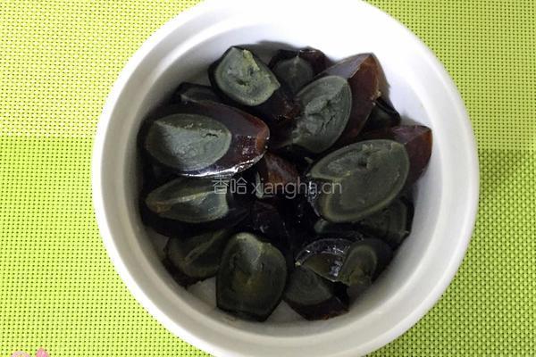 凉拌松花蛋 简易菜的做法图解3