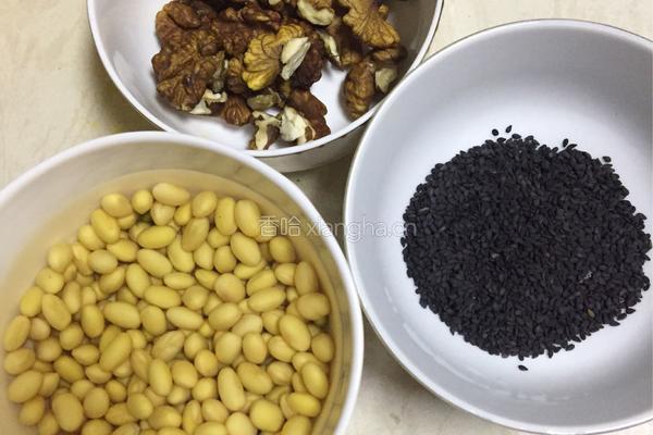 核桃芝麻豆浆的做法图解1