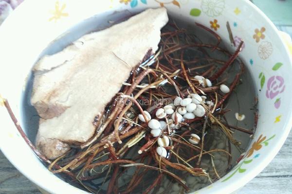 薏米鸡骨草茯苓煲老鸭的做法图解2
