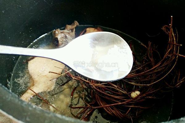 薏米鸡骨草茯苓煲老鸭的做法图解5