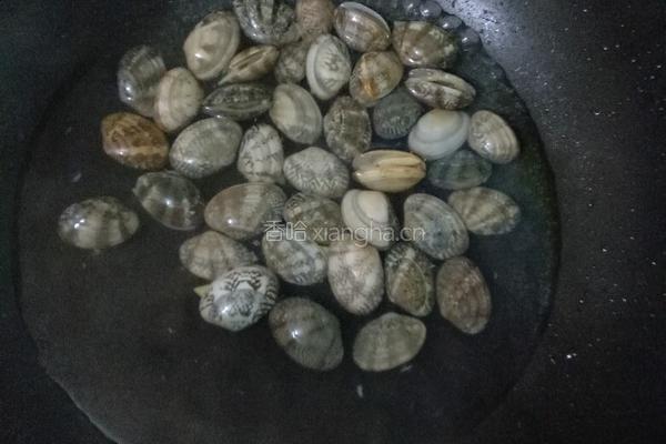 蒜蓉花蛤蒸粉丝的做法图解2