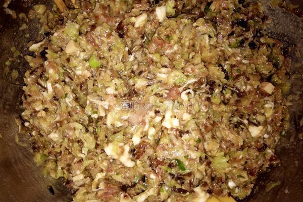 猪肉榛蘑饺子的做法图解3