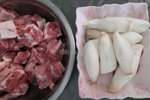 杏鲍菇炖排骨的做法图解2