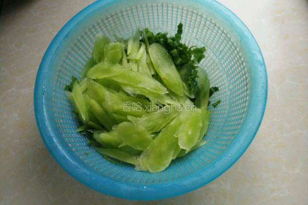麻辣莴笋的做法图解1