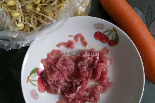猪肉炒豆芽的做法图解1