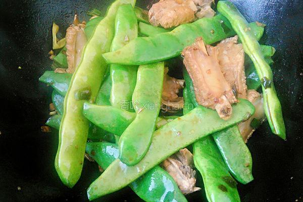 东北排骨炖豆角的做法图解8