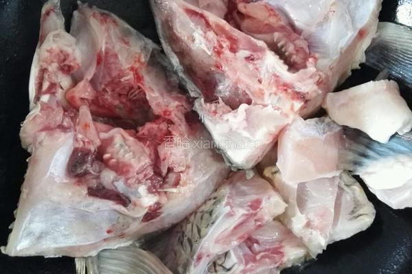 鱼头粉皮汤的做法图解1