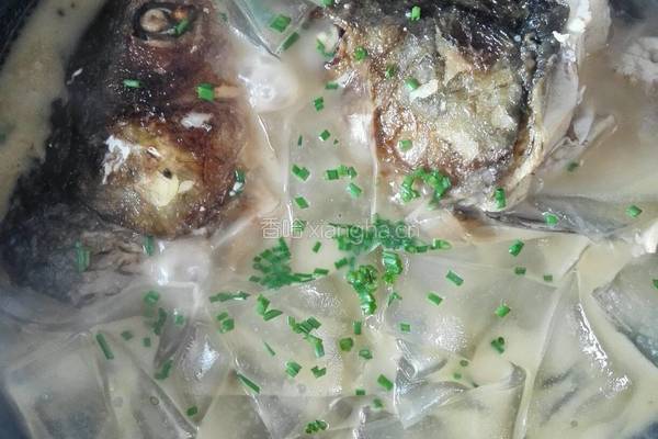 鱼头粉皮汤的做法图解2