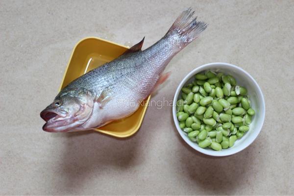 鲈鱼蒸毛豆的做法图解1