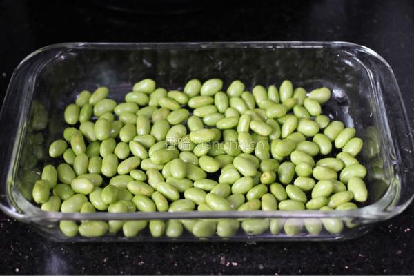 鲈鱼蒸毛豆的做法图解3