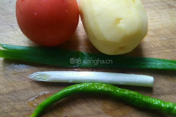 土豆丝炒西红柿的做法图解1