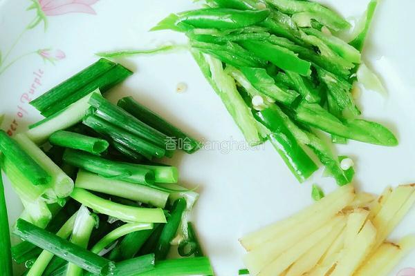 红萝卜炒五花肉的做法图解3