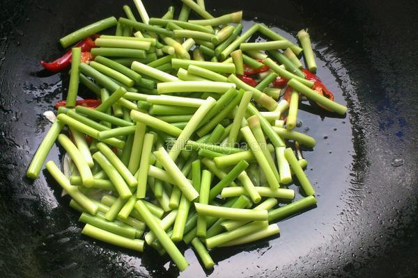 土豆条炒蒜苔的做法图解7