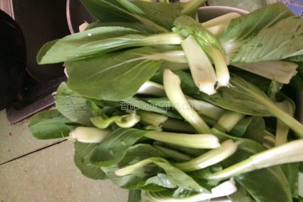 香菇炒青菜的做法图解1