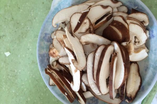 香菇炒青菜的做法图解3